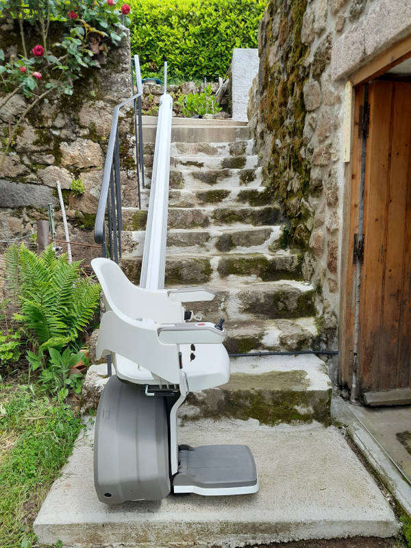 Photo de la référence Monte-escalier droit en extérieur à EMPURANY (07270)