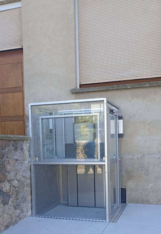 Photo de la référence Accessibilité d'une Salle des Fêtes en Ardèche à SAINT-LAURENT-DU-PAPE (07800)