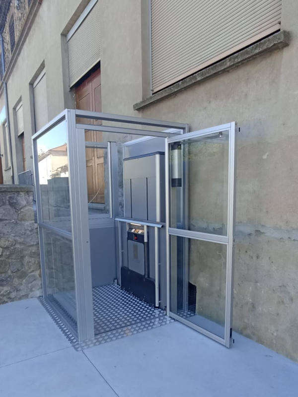 Photo de la référence Accessibilité d'une Salle des Fêtes en Ardèche à SAINT-LAURENT-DU-PAPE (07800)