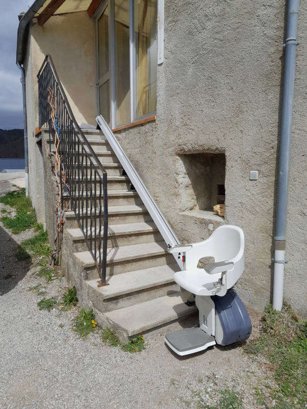 Photo de la référence Fauteuil élévateur extérieur à SAINT-NAZAIRE-LE-DESERT (26340)