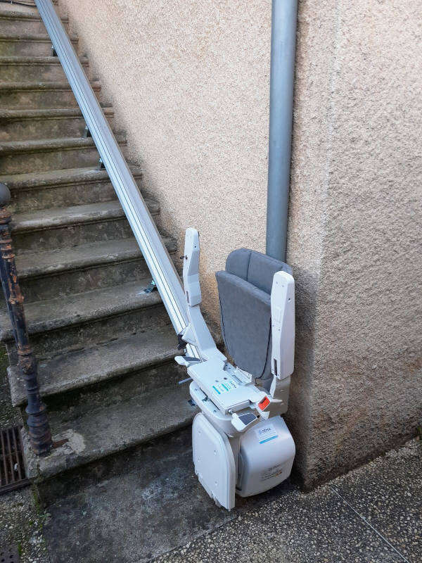 Photo de la référence Monte-escalier extérieur à TOURNON-SUR-RHONE (07300)