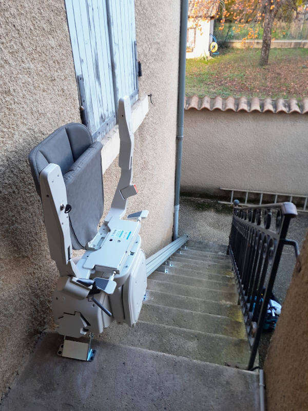 Photo de la référence Monte-escalier extérieur à TOURNON-SUR-RHONE (07300)